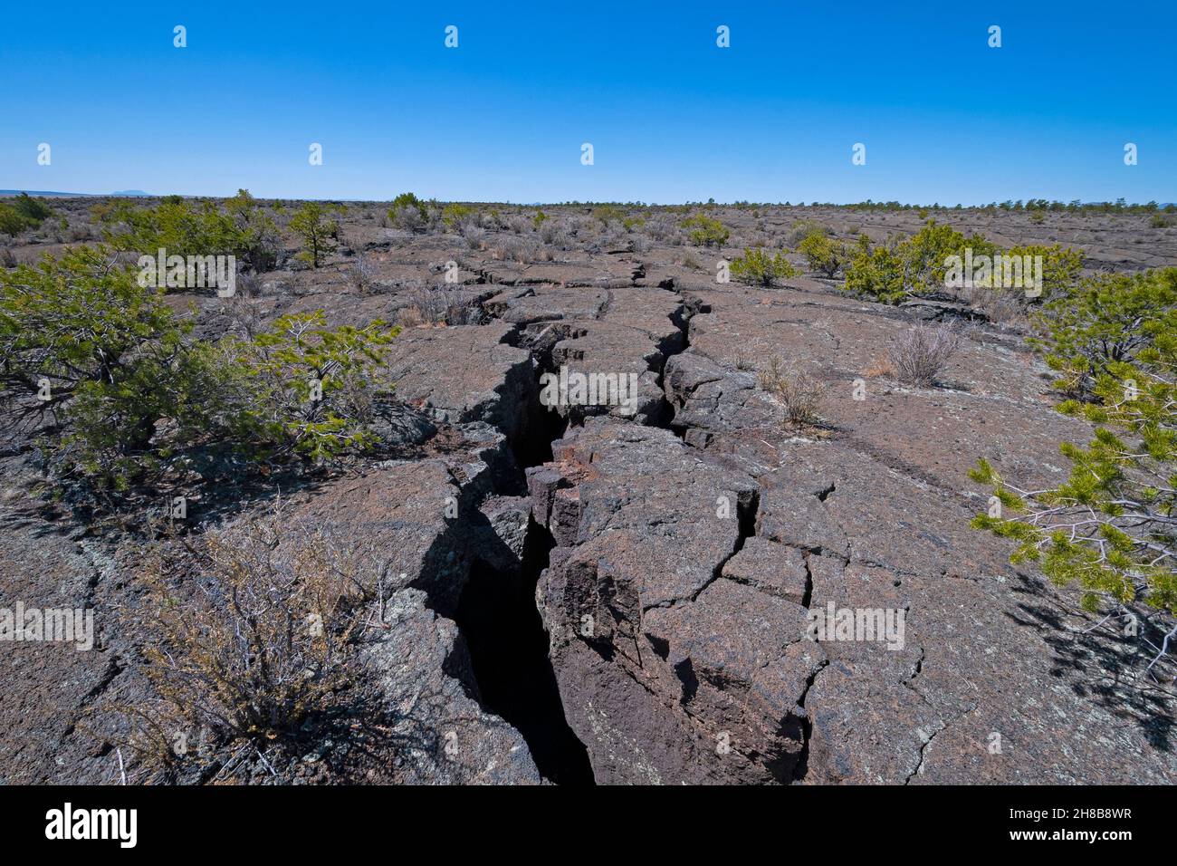 Guardando attraverso i vasti campi di Lava nel Monumento Nazionale di El Malpais nel New Mexico Foto Stock