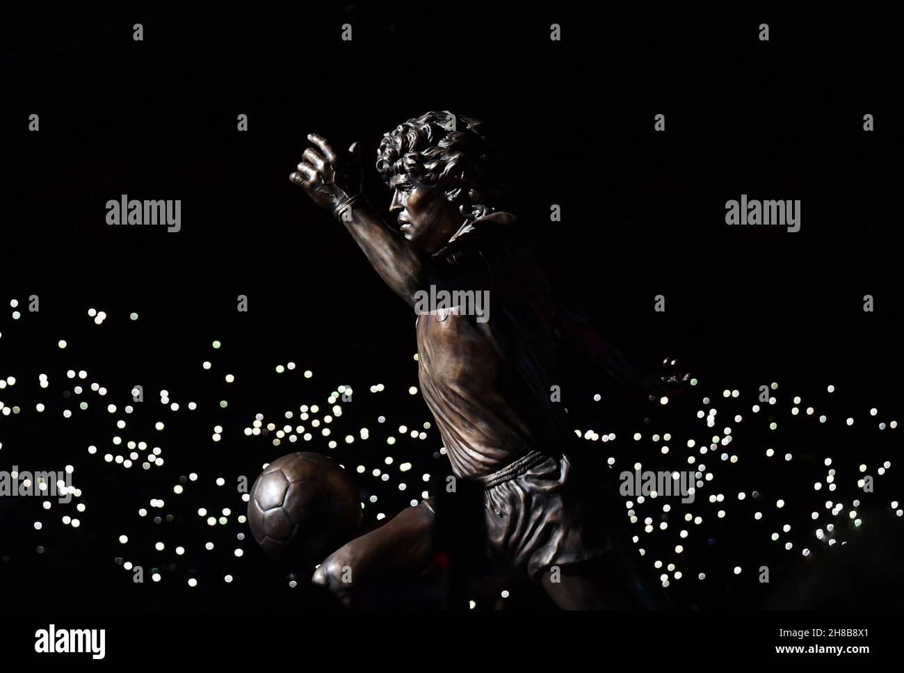 Napoli, Italia. 28 novembre 2021. Una statua dell'icona del calcio argentino Diego Maradona viene svelata allo Stadio Diego Armando Maradona prima di una partita di calcio tra Napoli e Lazio a Napoli, 28 novembre 2021. Credit: Alberto Lingria/Xinhua/Alamy Live News Foto Stock