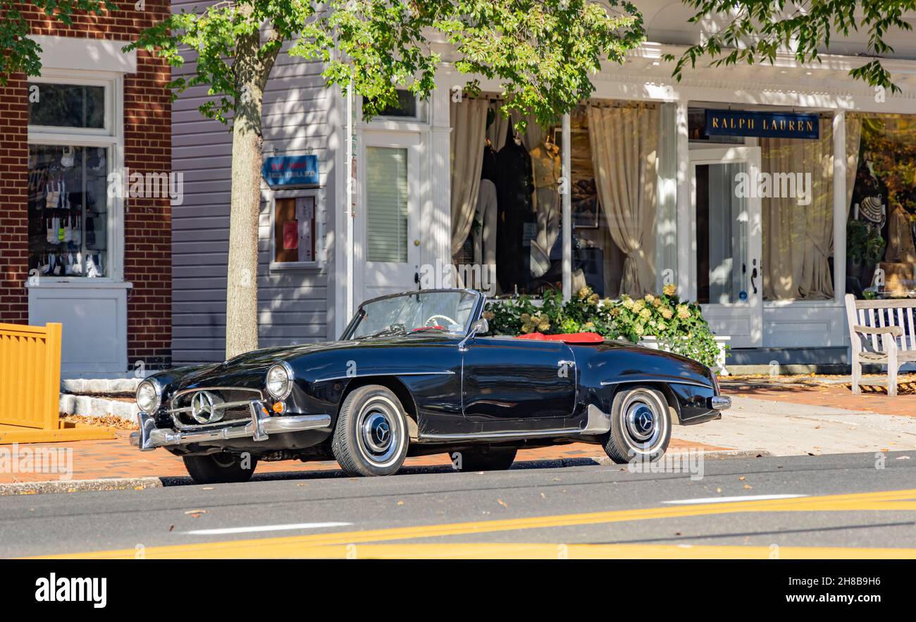 Mercedes 190 SL parcheggiato su Main Street a East Hampton, NY Foto Stock