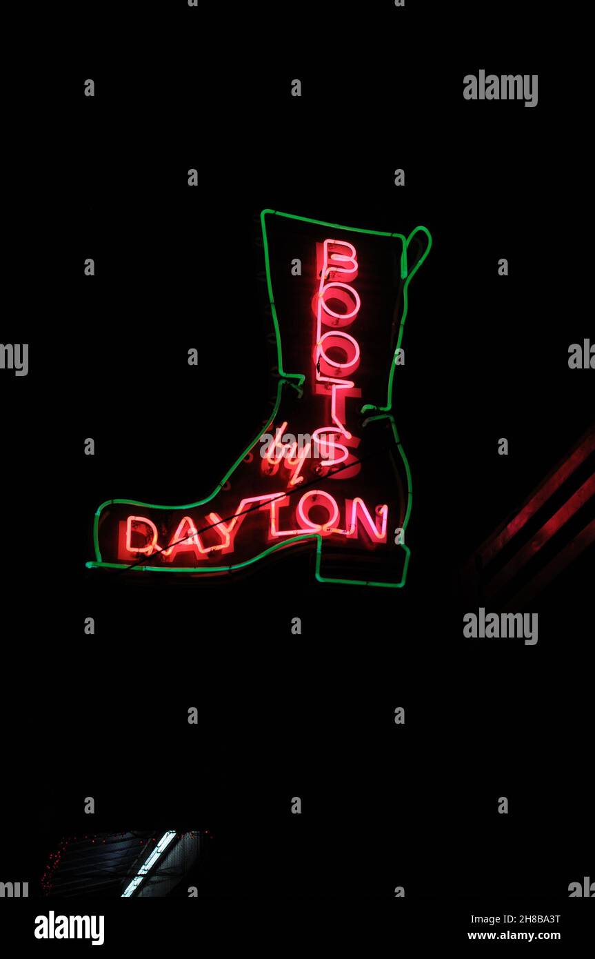Stivali di Dayton. Fondata nel 1946 a East Hastings St, Vancouver. Cartello al neon ristrutturato nel 2007 Foto Stock