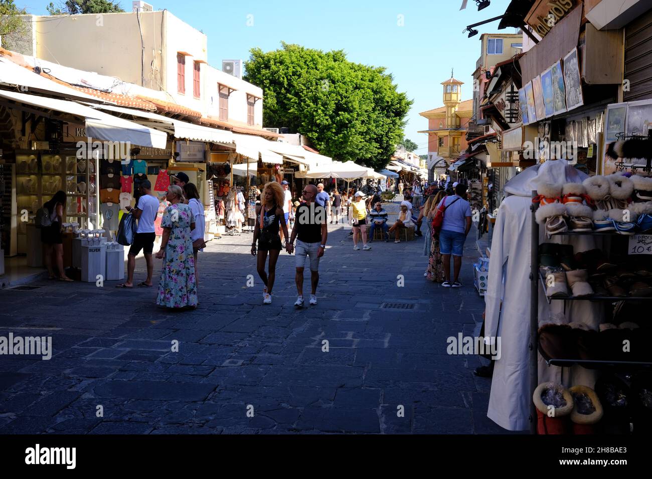 Scena stradale nella zona commerciale di Rodi, Grecia Foto Stock Scena stradale nella zona commerciale di Rodi, Grecia Foto Stock