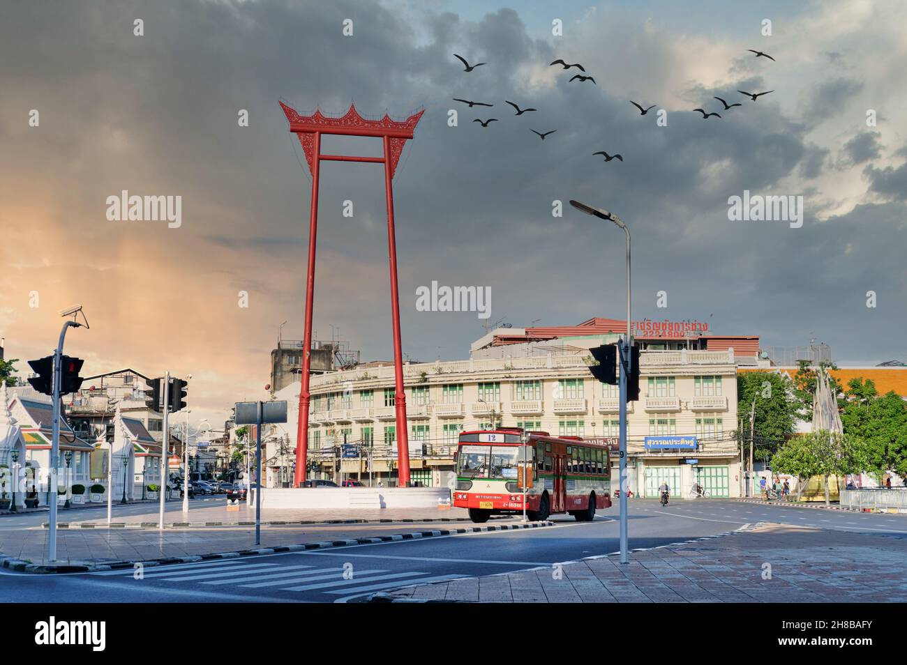 Un autobus rosso della città ferma presso l'iconica ala gigante (Sao-Ching-Chaa) nella zona della città vecchia (Phra Nakhon / Phranakorn), Bambung Muang Rd., Bangkok, Thailandia Foto Stock