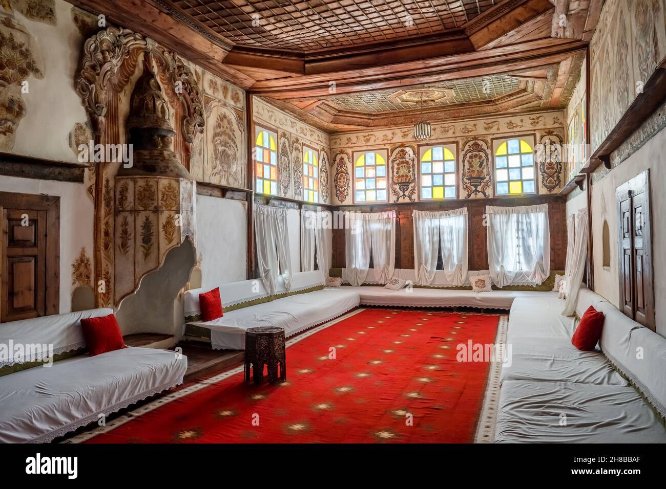Interno della tradizionale casa albanese Zekate a Gjirokastra, Albania Foto Stock