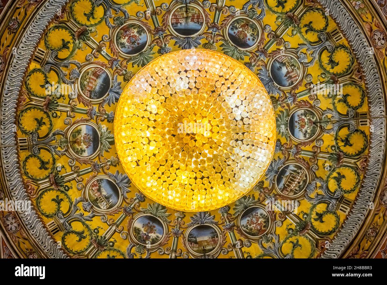 Cedering beutiful della Sarena Dzamija o moschea decorata a Tetovo, Macedonia del Nord Foto Stock