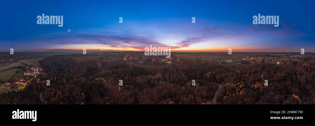 Tramonto bagliore su un villaggio a tarda sera, vista aerea. Foto Stock
