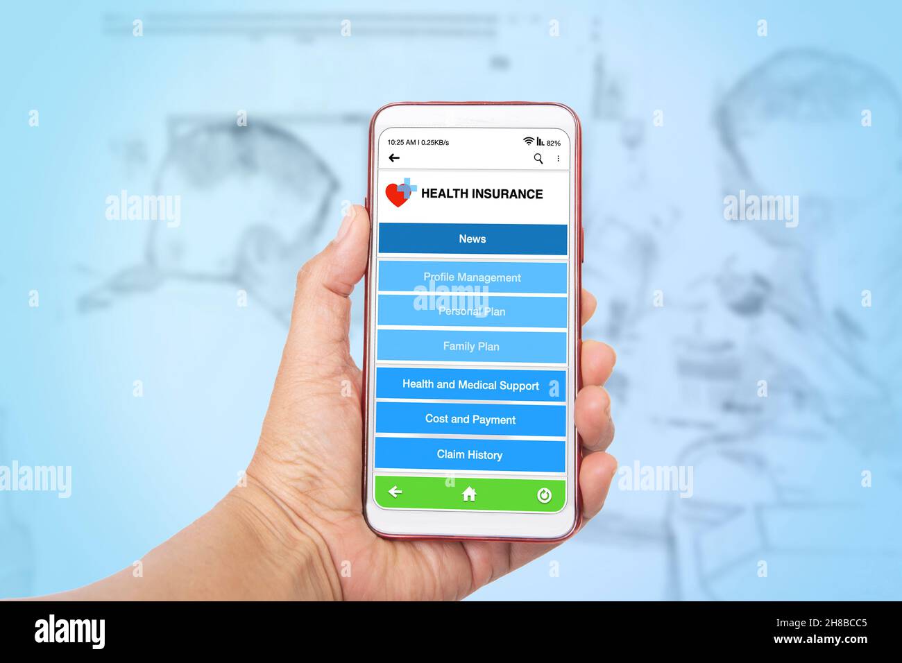 Una persona che tiene uno smartphone che ha mostrato l'applicazione dell'assicurazione sanitaria sullo schermo. Foto Stock