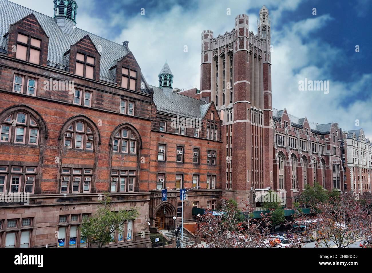 New York City, USA - 15 novembre 2021: Il Teachers' College della Columbia University, un grande edificio neogotico in mattoni rossi e pietra Foto Stock