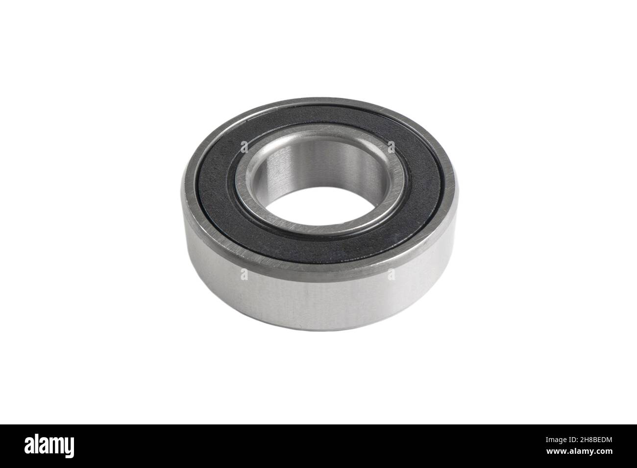 Cuscinetto a sfere in argento metallico con sfere su sfondo bianco isolato. Cuscinetto industriale. Cuscinetto a sfere isolato su bianco. Rullo in metallo inossidabile Foto Stock