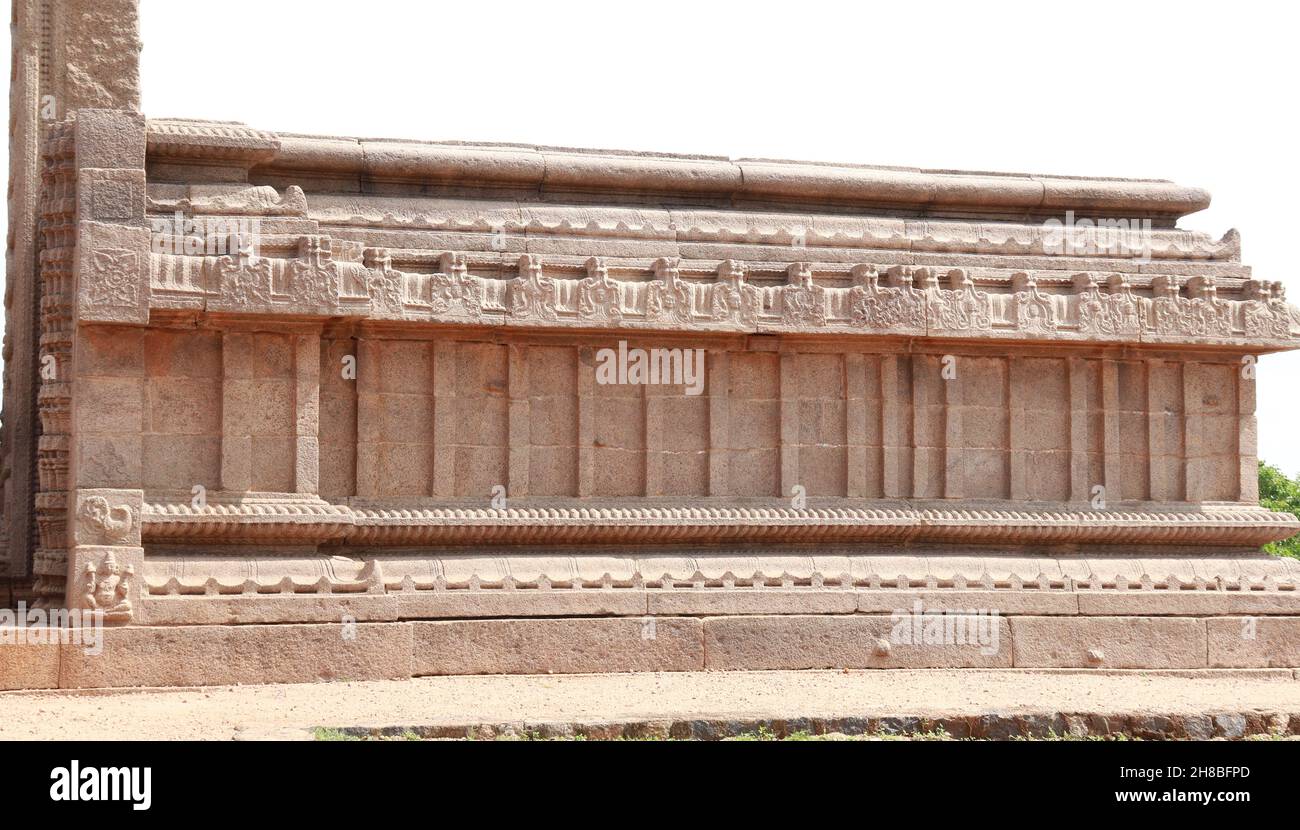 Il periodo Vijayanagara incompiuto è considerato avere belle sculture sulle pareti del tempio e una parete laterale. Foto Stock