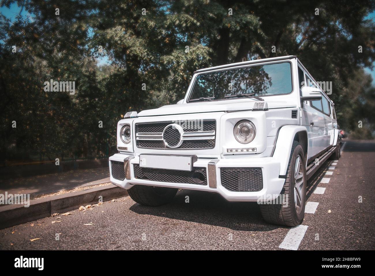 grande limousine bianca in jeep in una giornata estiva Foto Stock