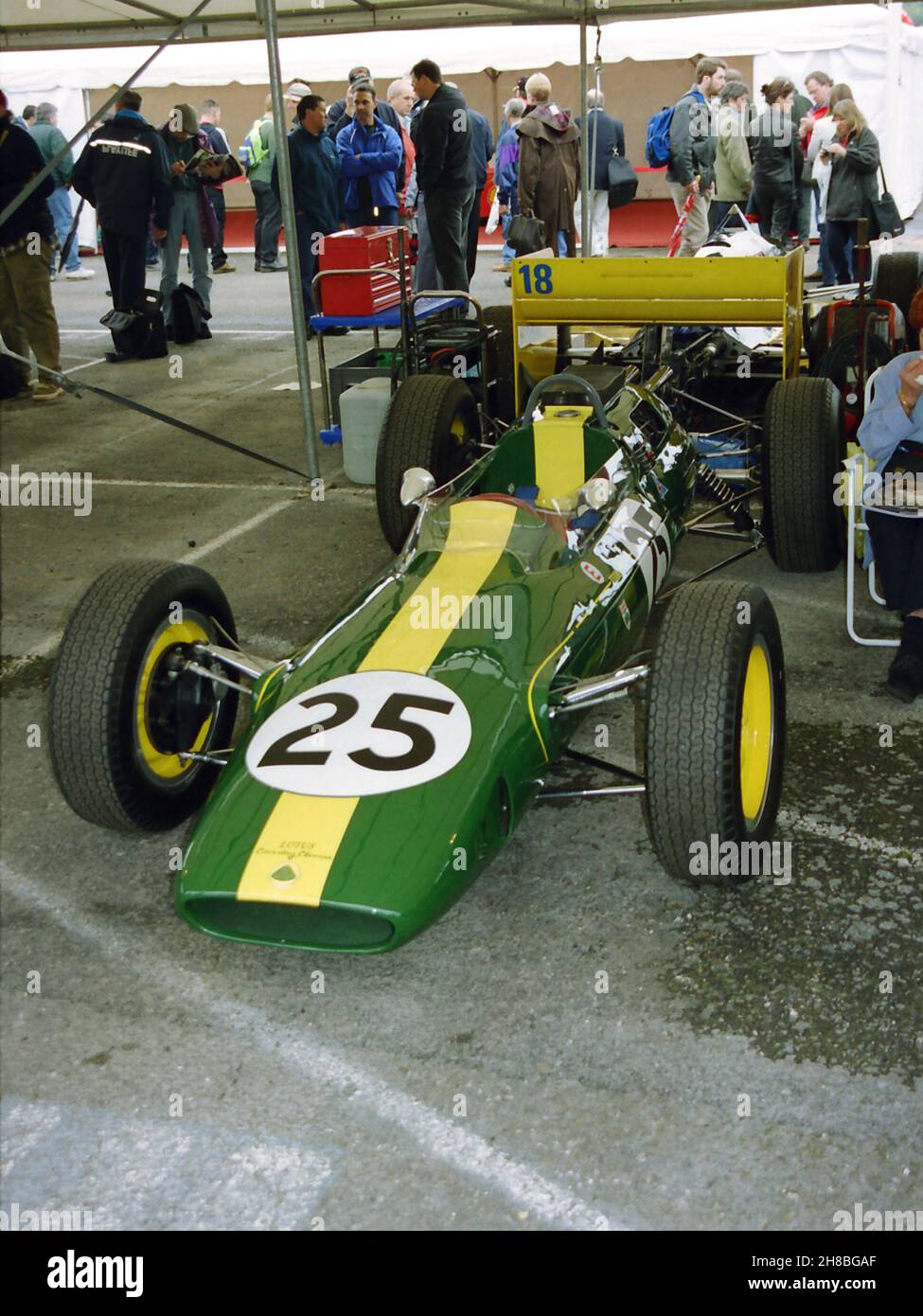 Entrato da Cedric Selzer, guidato da Chris Alford, la Lotus 25 ridefinì la costruzione di auto da corsa monoposto nel 1962. Prodotto della fertile mente di Colin Chapman e guidato da Jim Clark, questa è stata la macchina da battere. Goodwood Festival of Speed, 12 luglio 2002. Questo è il telaio R5, la vettura che Jim Clark ha guidato nella gara finale del 1962, al GP del Sud Africa, ma un piccolo bullone è fallito e il campionato è andato a Graham Hill nella BRM Foto Stock