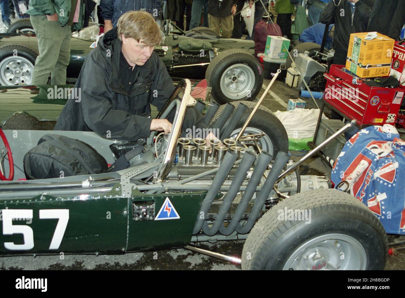 Il successo 'stackpipe' BRM P578 (V8) Goodwood Festival of Speed, 12 luglio 2002. Questo modello ha messo il BRM sulla strada non solo per una vittoria molto necessaria del Gran Premio in F1, poiché senza di esso, il team si sarebbe piegato, ma per il Campionato del mondo. A differenza della maggior parte dei team di F1 britannici, BRM ha prodotto le proprie auto e il V8 è stato così riuscito, che molti sono stati venduti ad altre squadre di F1 più costruttori di auto sportive, tra cui Willment, Brabham, Felday ecc., sia in forma 1500cc o più tardi, 2 litri versioni. Foto Stock