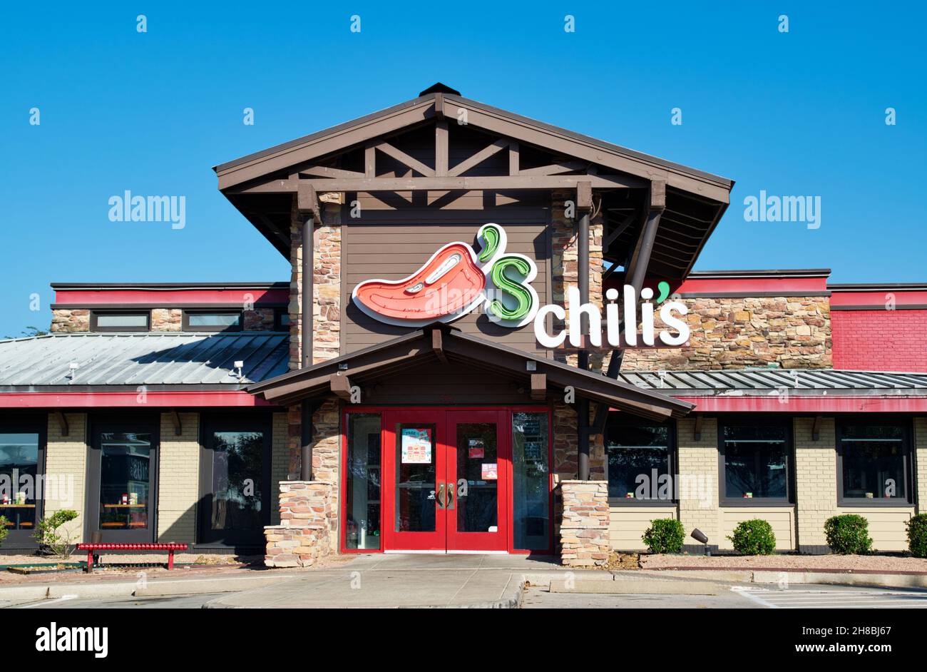 Houston, Texas USA 11-12-2021: Ingresso principale del Chili's storefront a Houston, Texas. Ristorante informale catena americana fondata nel 1975. Foto Stock