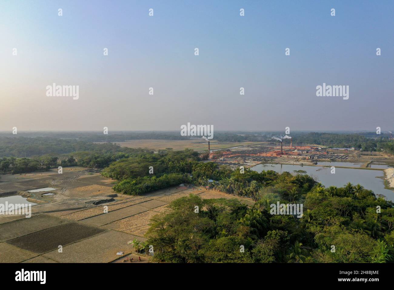 Brickfield sulla riva del fiume Meghna a Char Fasson a Bhola. Bangladesh Foto Stock