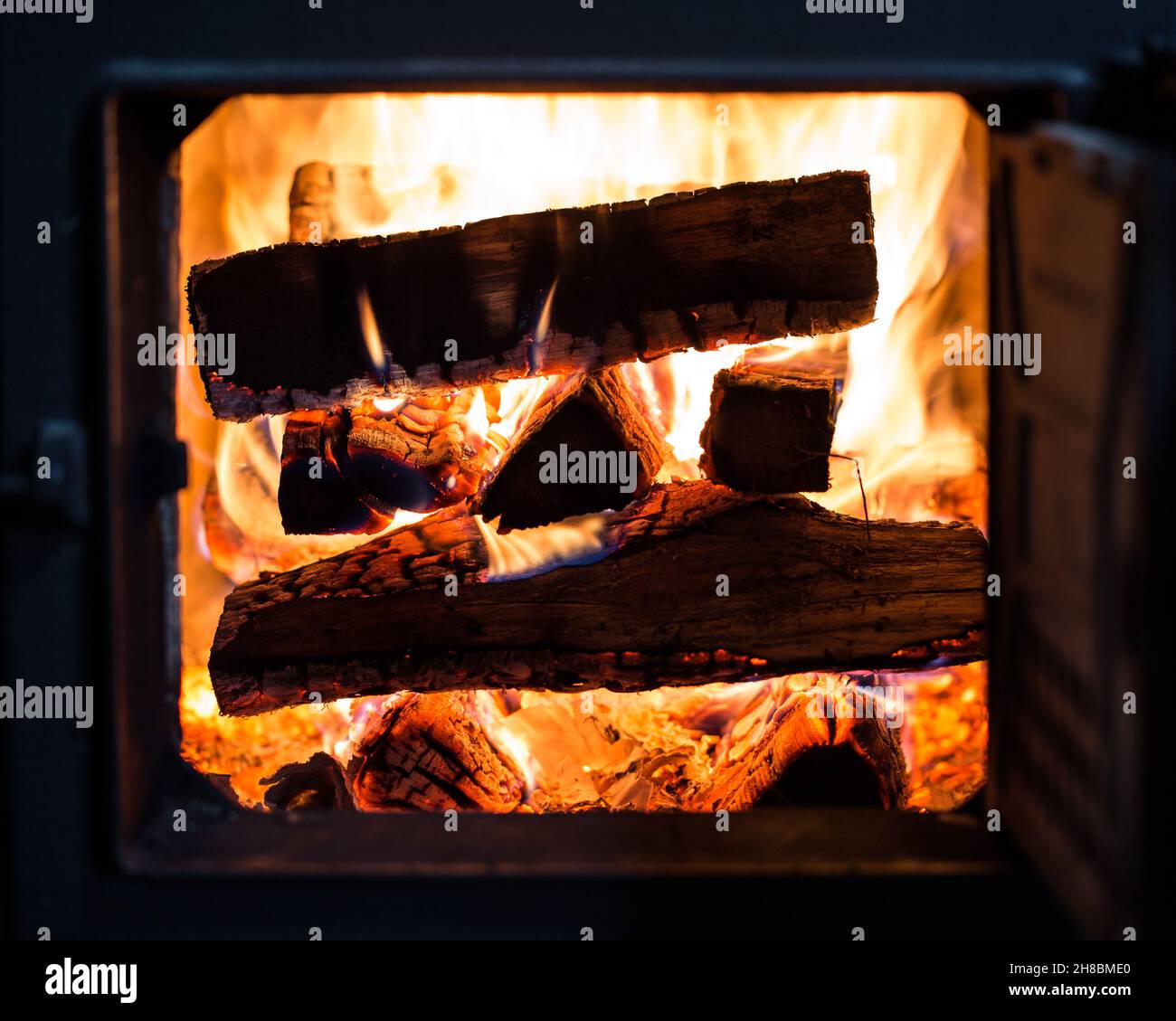 Un palo che brucia di legno nella stufa Foto Stock