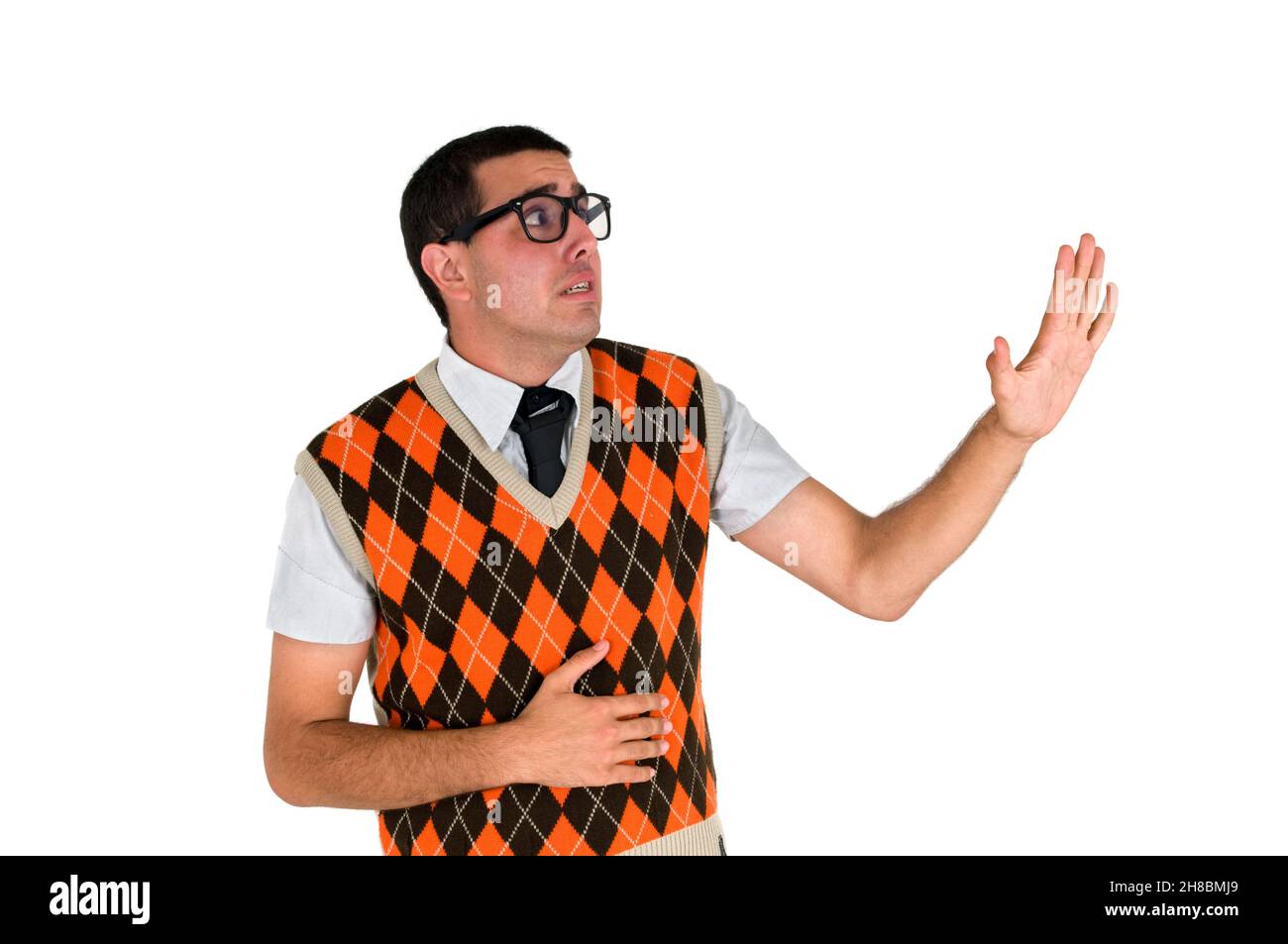 Giovane teen Nervy maschio con grandi bicchieri su sfondo bianco Foto Stock
