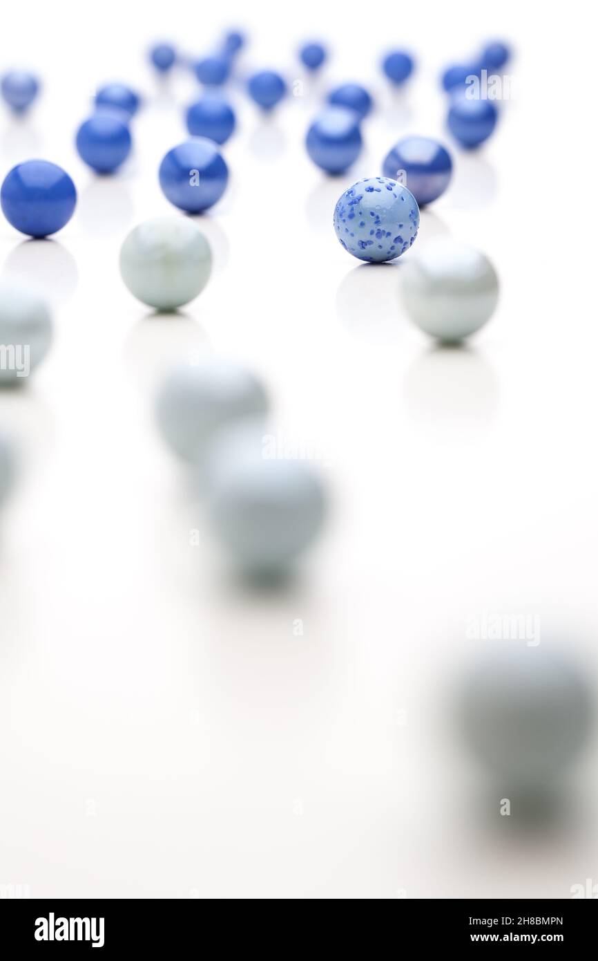 Le sfere bianche e blu si scontrano Foto Stock