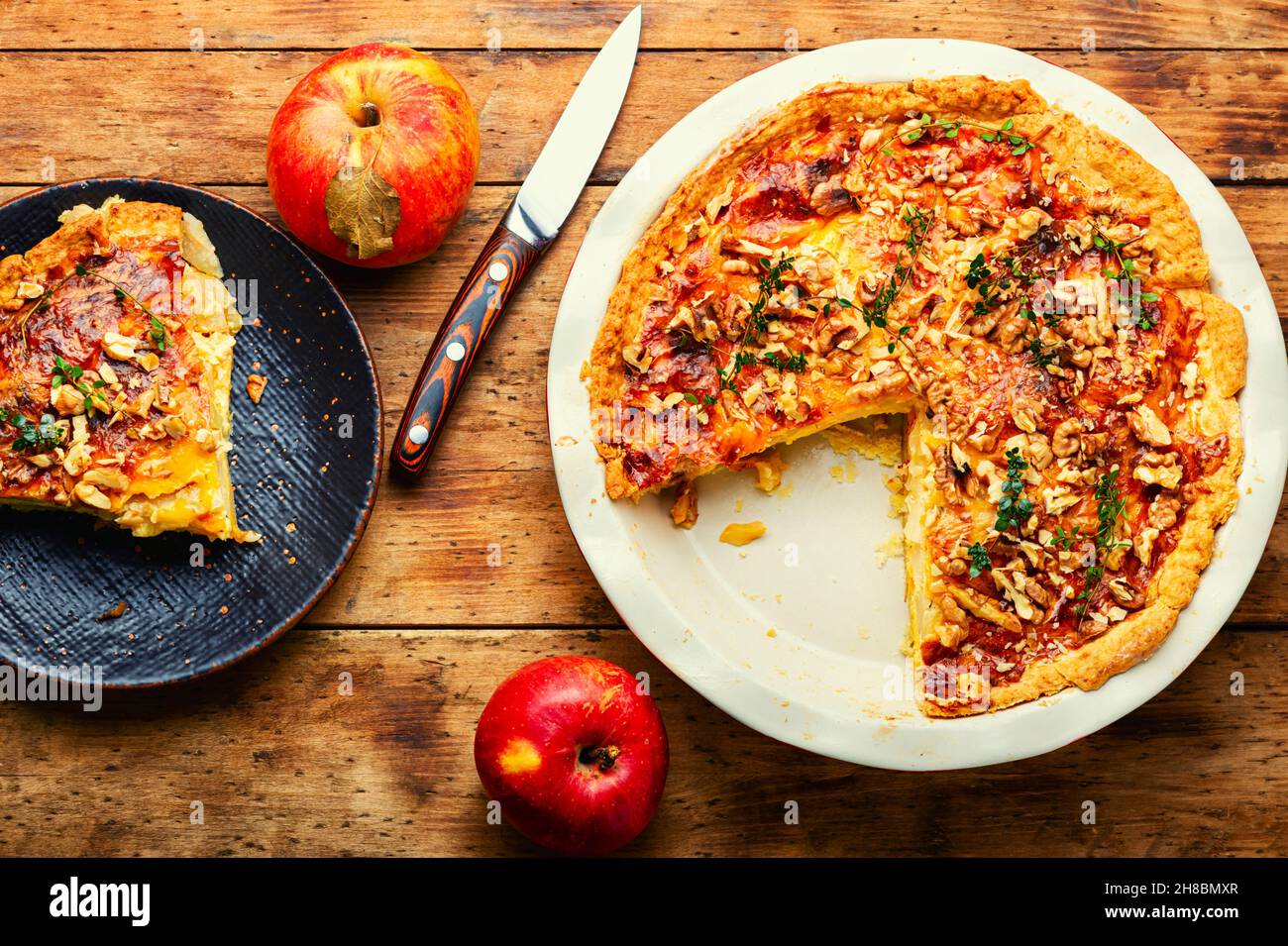 Quiche fatte in casa, torta francese all'aperto ripiena di mele e formaggio. Foto Stock