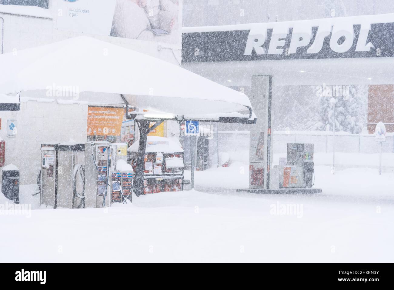 Madrid, Spagna - 9 gennaio 2021: Stazione di rifornimento Repsol coperta di neve durante le nevicate pesanti. Tempesta Filomena a Madrid. Arturo Soria Foto Stock