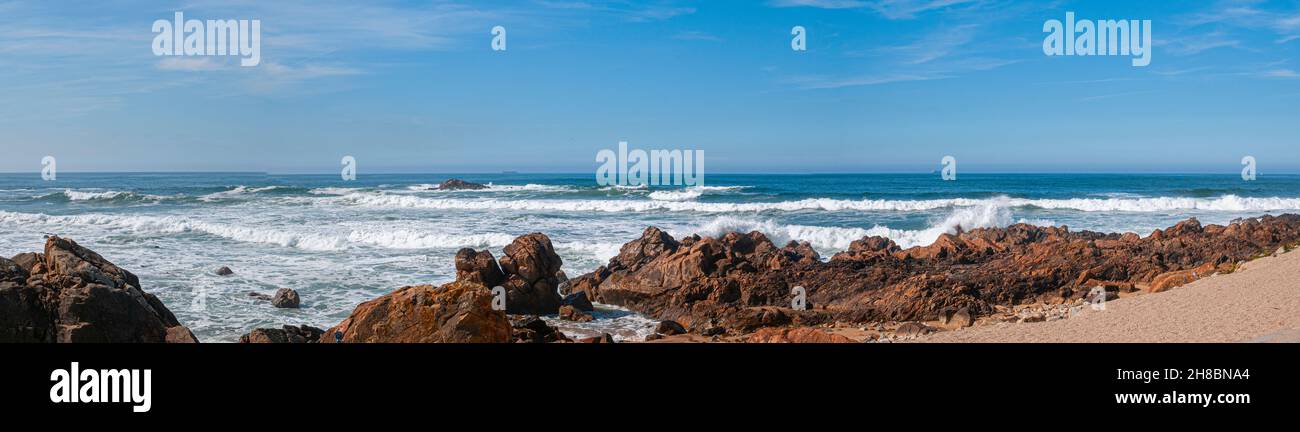 Il Oceano Atlantico fotografato presso il fiume Douro estuario (Foz do Douro). Porto, Portogallo Foto Stock