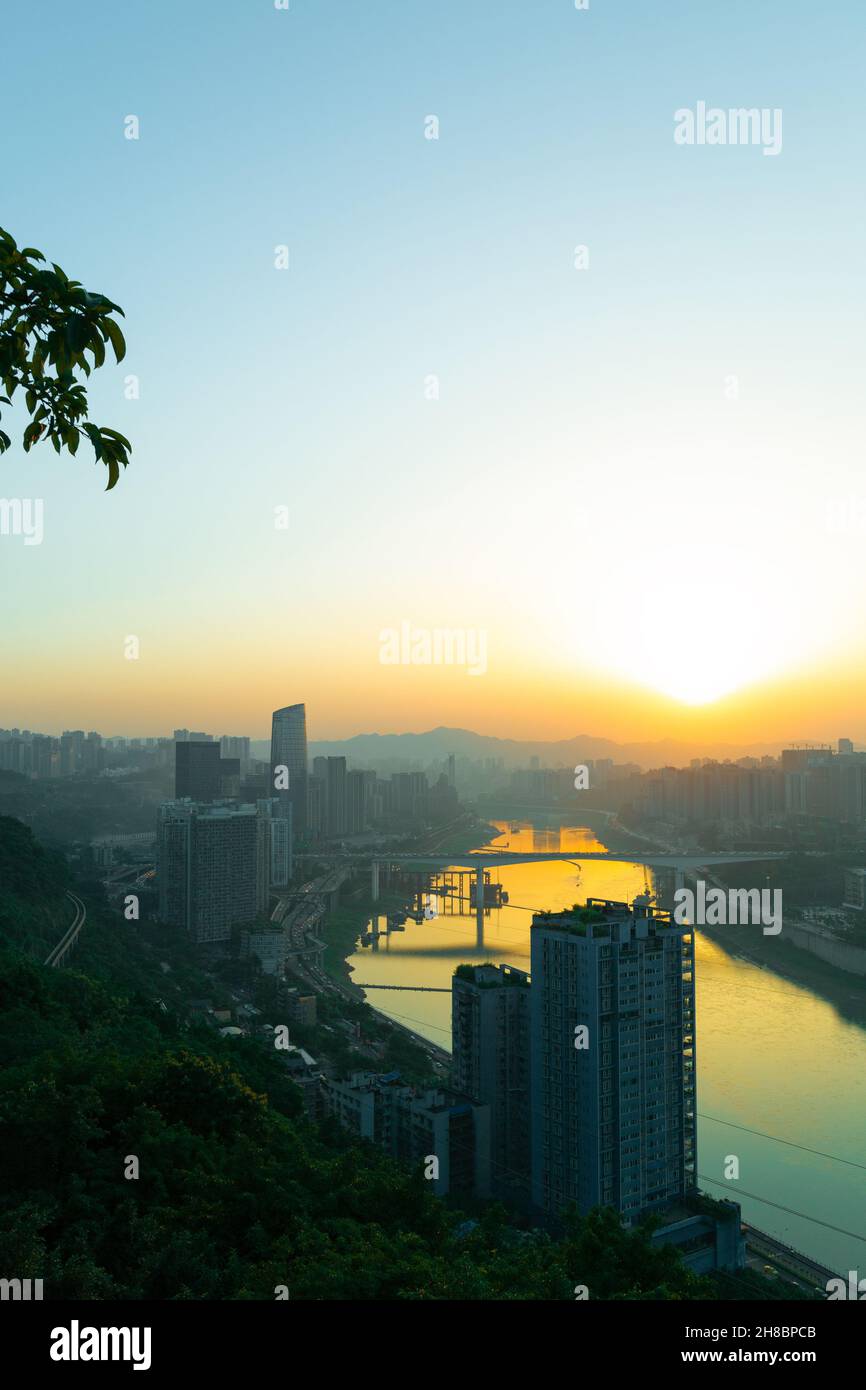 Nel Chongqing Goose Ridge Park, potete vedere il fiume che scorre attraverso la città da lontano e il paesaggio urbano sulle rive del fiume Foto Stock