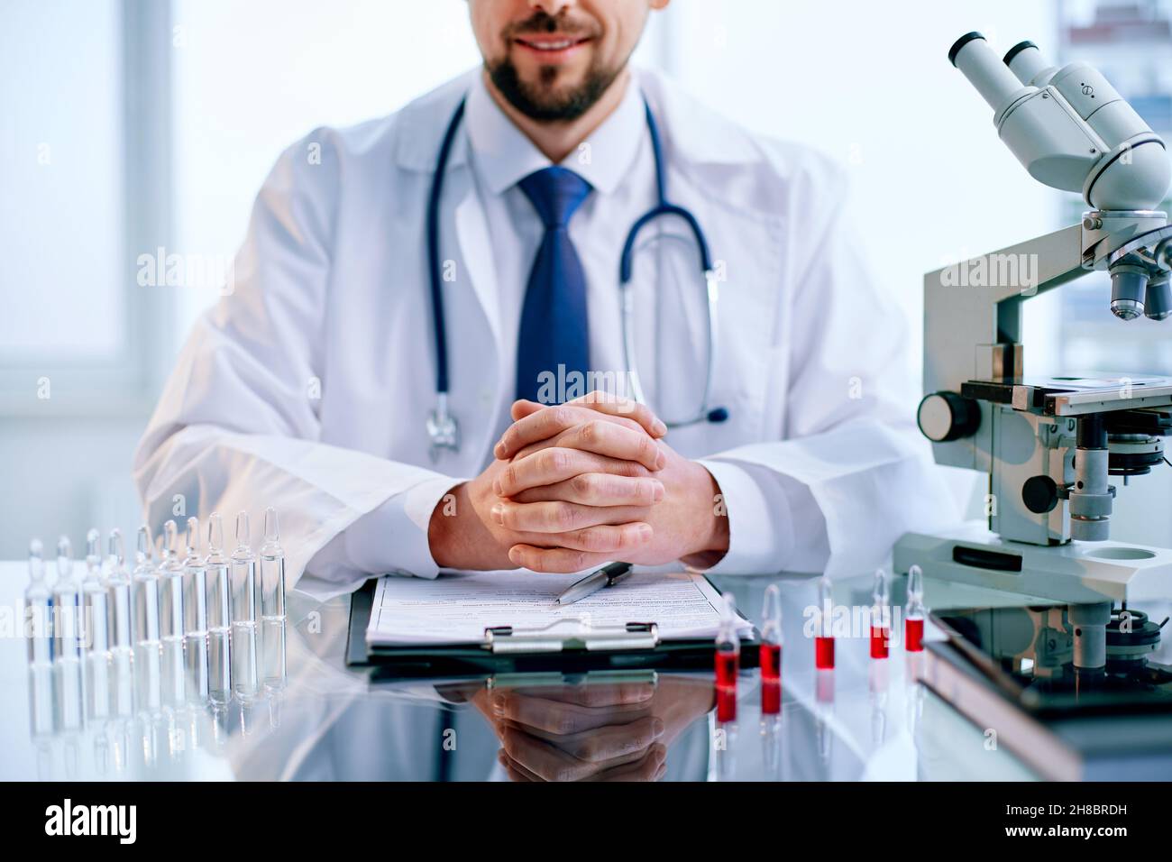 scienziato seduto a una scrivania in un laboratorio di scienza. Foto Stock