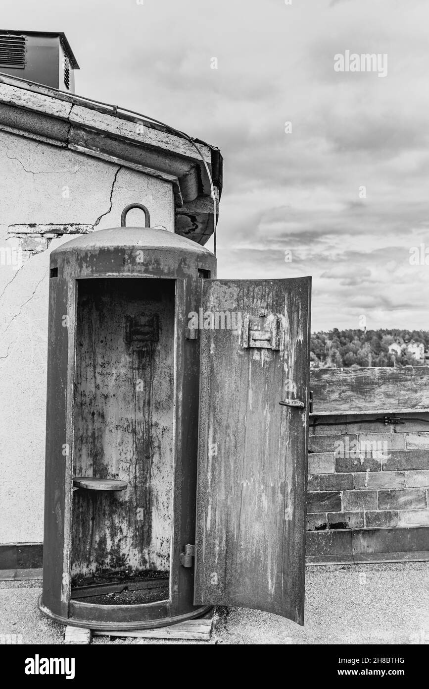 La storica scatola di sentry in una vecchia fortezza mostra come i soldati di sentry trovarono rifugio in epoca di guerra. Processo di invecchiamento su un vecchio bartizan arrugginito Foto Stock