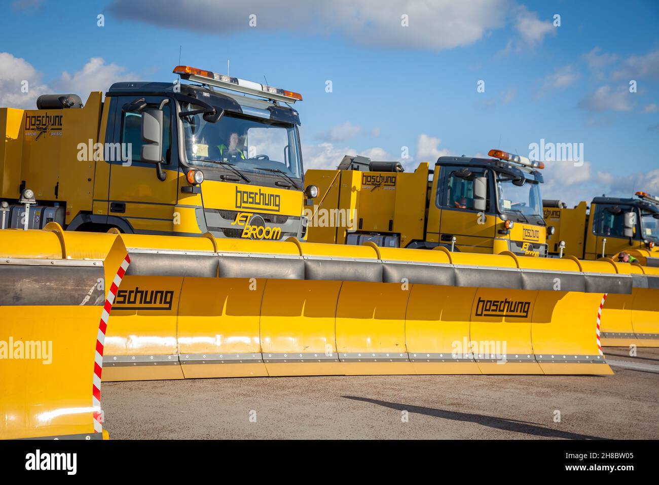 Kiev, Ucraina - 29 ottobre 2019: Rimozione della neve BOSCHUNG JETBROOM 9600. Sistema di pulizia multifunzionale del dumper per aeroporti e autostrade. Macchinari per uso generico - un autocarro con una lama grande e una benna Foto Stock