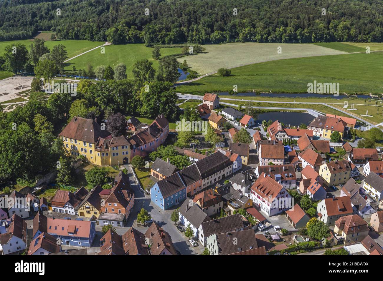 L''ex città margraviata di Wassertrüdingen si trova sul fiume Wörnitz e direttamente sulla strada delle vacanze alpine-baltiche della Germania. Foto Stock