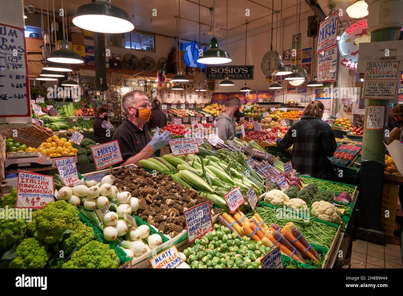 Sosio's - a lunga data stand di frutta e produzione in Pike Place mercato pubblico Foto Stock