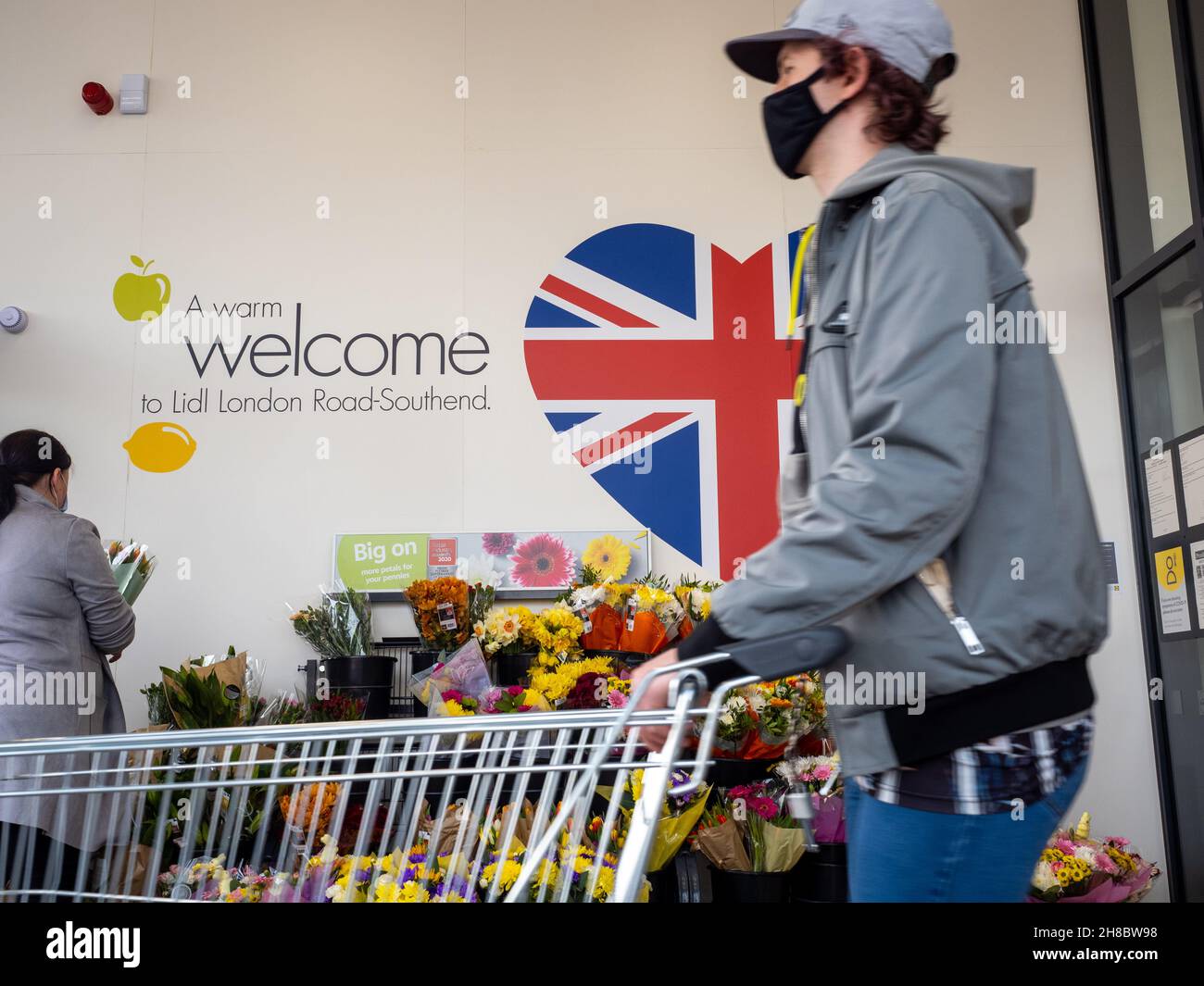 Una bandiera britannica a forma di cuore saluta i visitatori di una Lidl London Road, Southen-on-Sea, Essex. Fotografo: Peter Dench +44(0)7711058090 petermdench@gmai Foto Stock