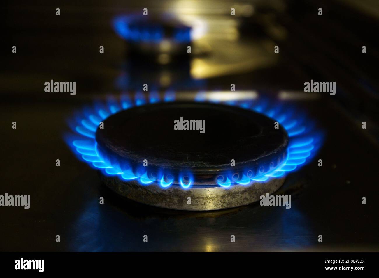 Gas a casa per cucinare. Il gas naturale (detto anche gas fossile) è una miscela di idrocarburi gassosi naturale costituita da metano e comunemente incl Foto Stock