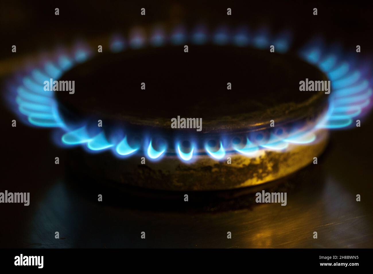 Gas a casa per cucinare. Il gas naturale (detto anche gas fossile) è una miscela di idrocarburi gassosi naturale costituita da metano e comunemente incl Foto Stock