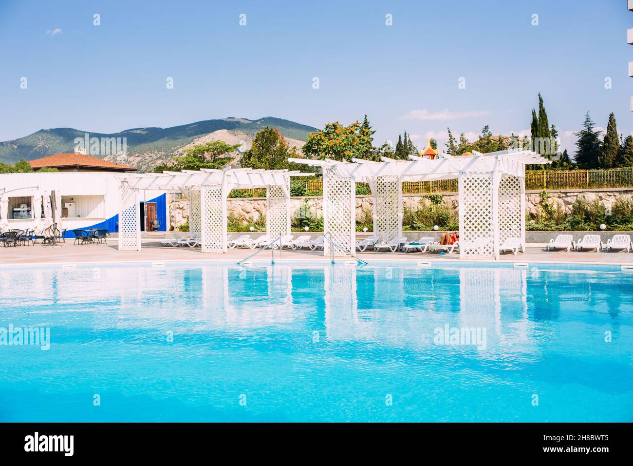 Piscina all'aperto senza persone in estate in una giornata di sole Foto Stock