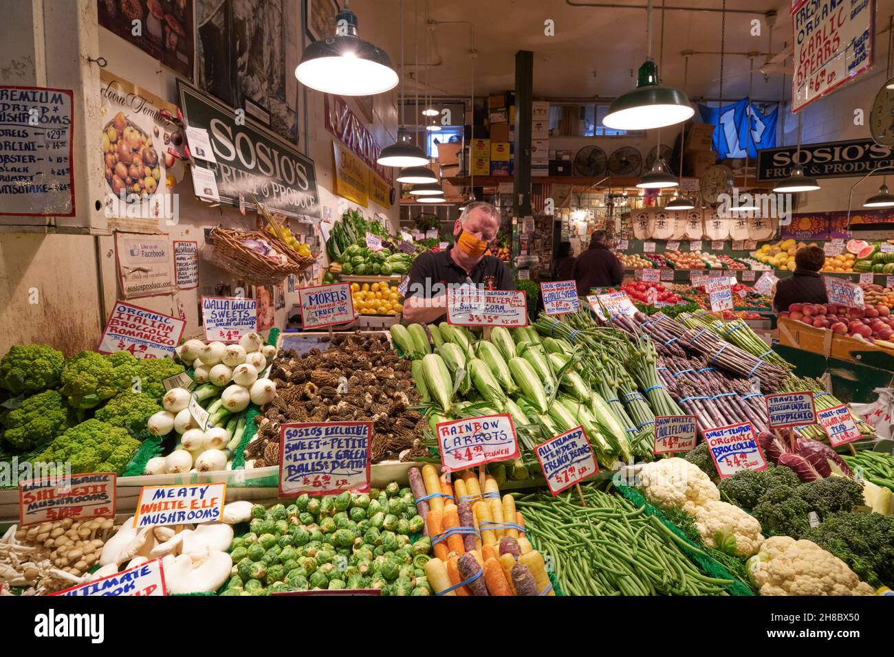 Sosio's - a lunga data stand di frutta e produzione in Pike Place mercato pubblico Foto Stock