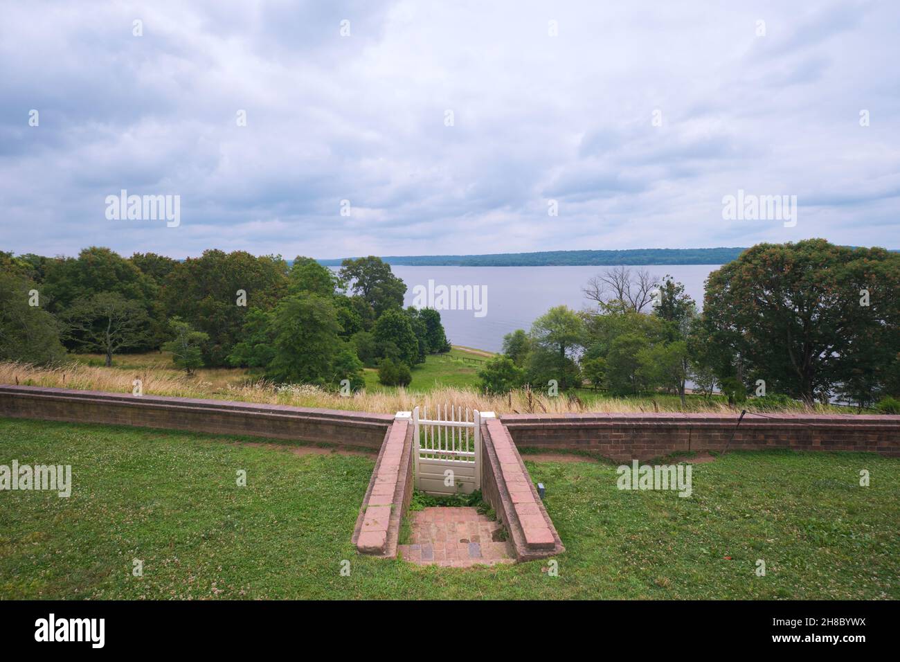 Il muro di contenimento in mattoni con cancello di legno bianco che conduce fino al fiume Potomac. Presso la residenza del presidente George Washington, Mount Vernon, in Virgin Foto Stock
