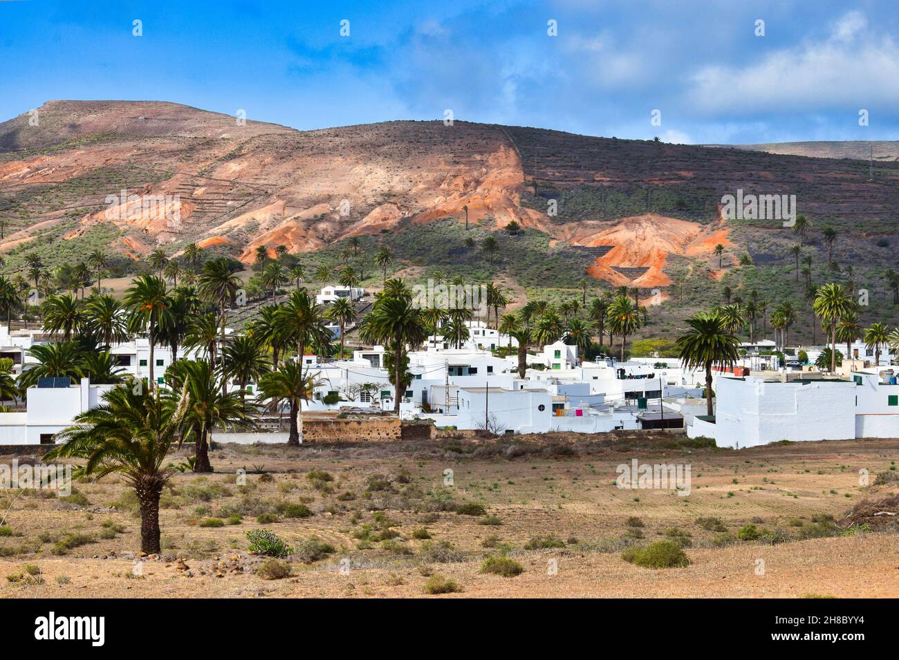 La piccola città di Haria nel nord di Lanzarote, la Valle delle 1000 Palme. Isole Canarie, Spagna. Immagine presa da terra pubblica. Foto Stock