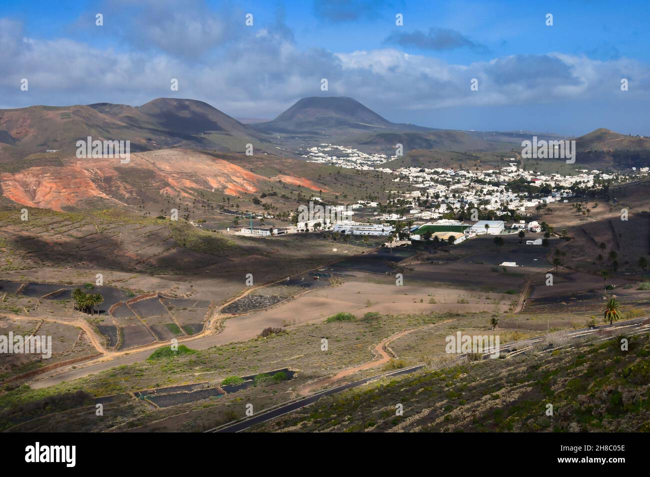 La piccola città di Haria nel nord di Lanzarote, la Valle delle 1000 Palme. Isole Canarie, Spagna. Immagine presa da terra pubblica. Foto Stock