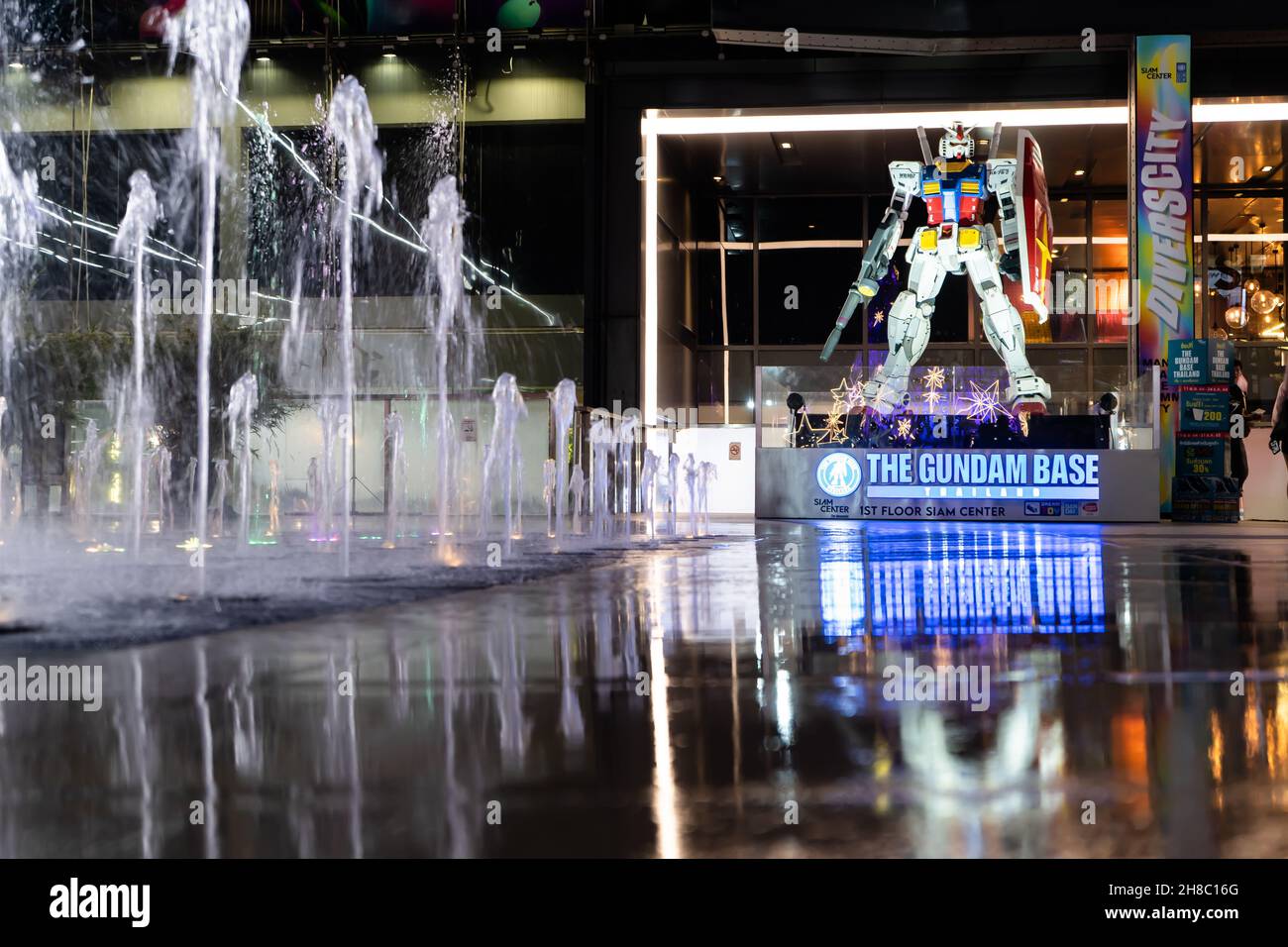 Bangkok, Thailandia -28 novembre 2021: La statua di Gundam RX-78-2 è stata esposta al Siam Center. Foto Stock