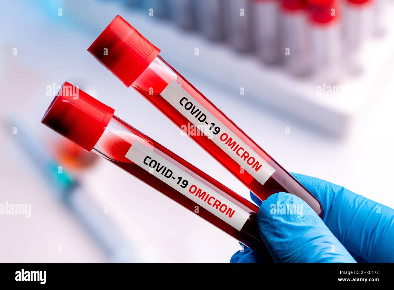 Medico con campione di sangue di Covid-19 Omicron B.1.1.529 variante e dati generali di co-19 mutazioni di Coronavirus. Foto Stock