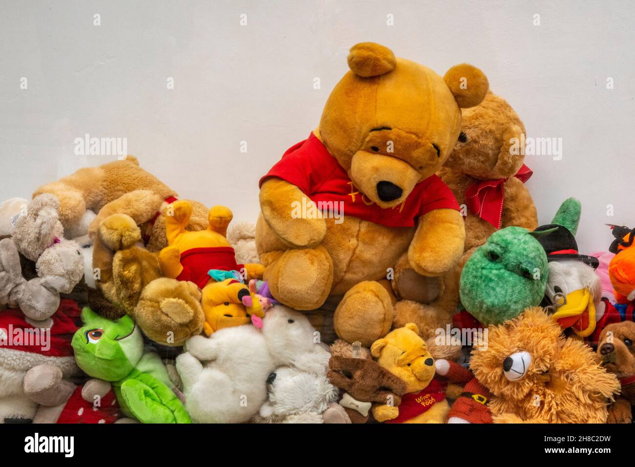 mucchio di giocattoli colorati e orsacchiotti, vari orsi giocattolo e morbidi animali da gioco in un mucchio colorato grande, bambini coccolati giocattoli in un grande mucchio. Foto Stock