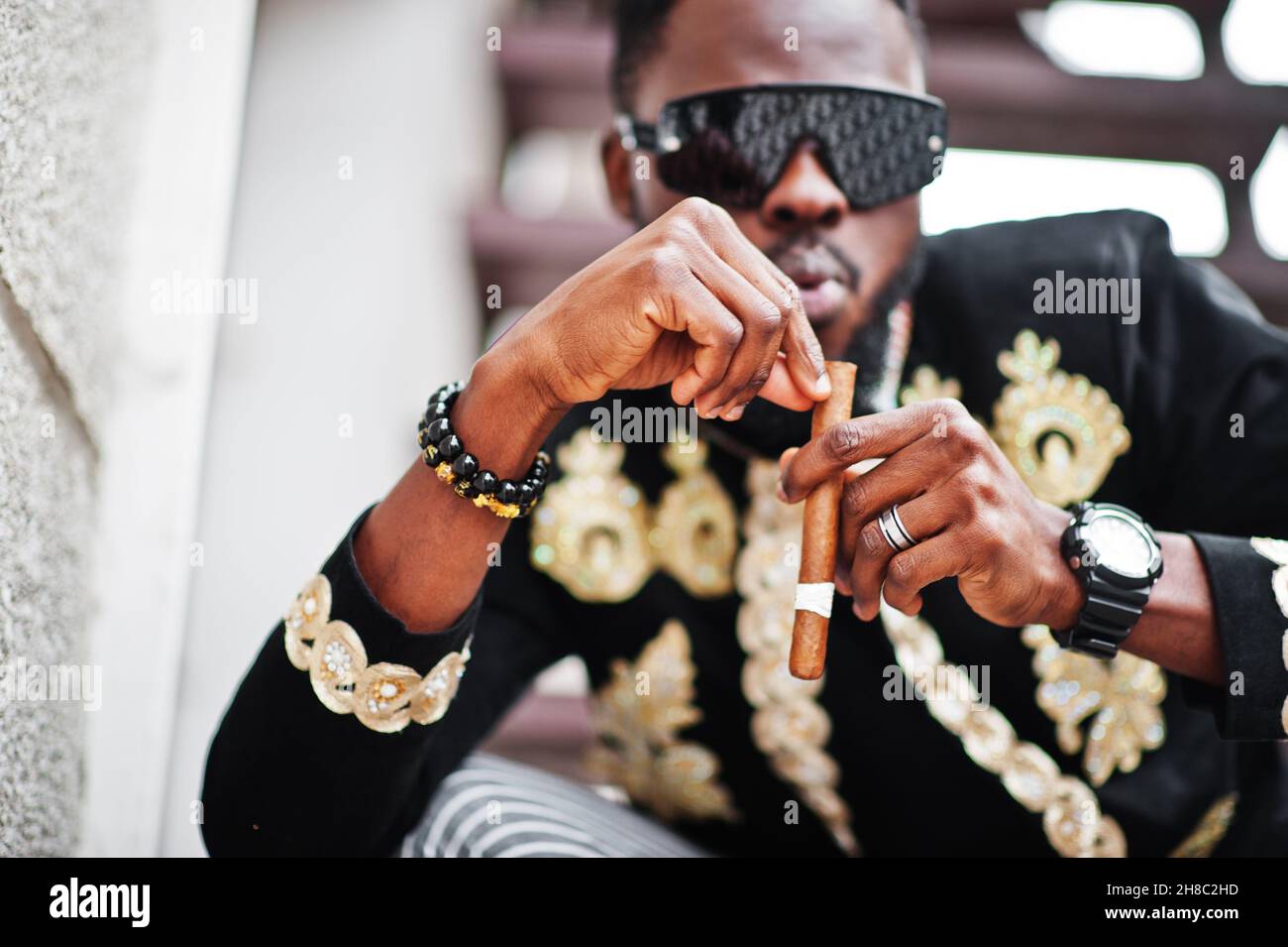 Mega elegante uomo africano in posa giacca tradizionale. Ragazzo
