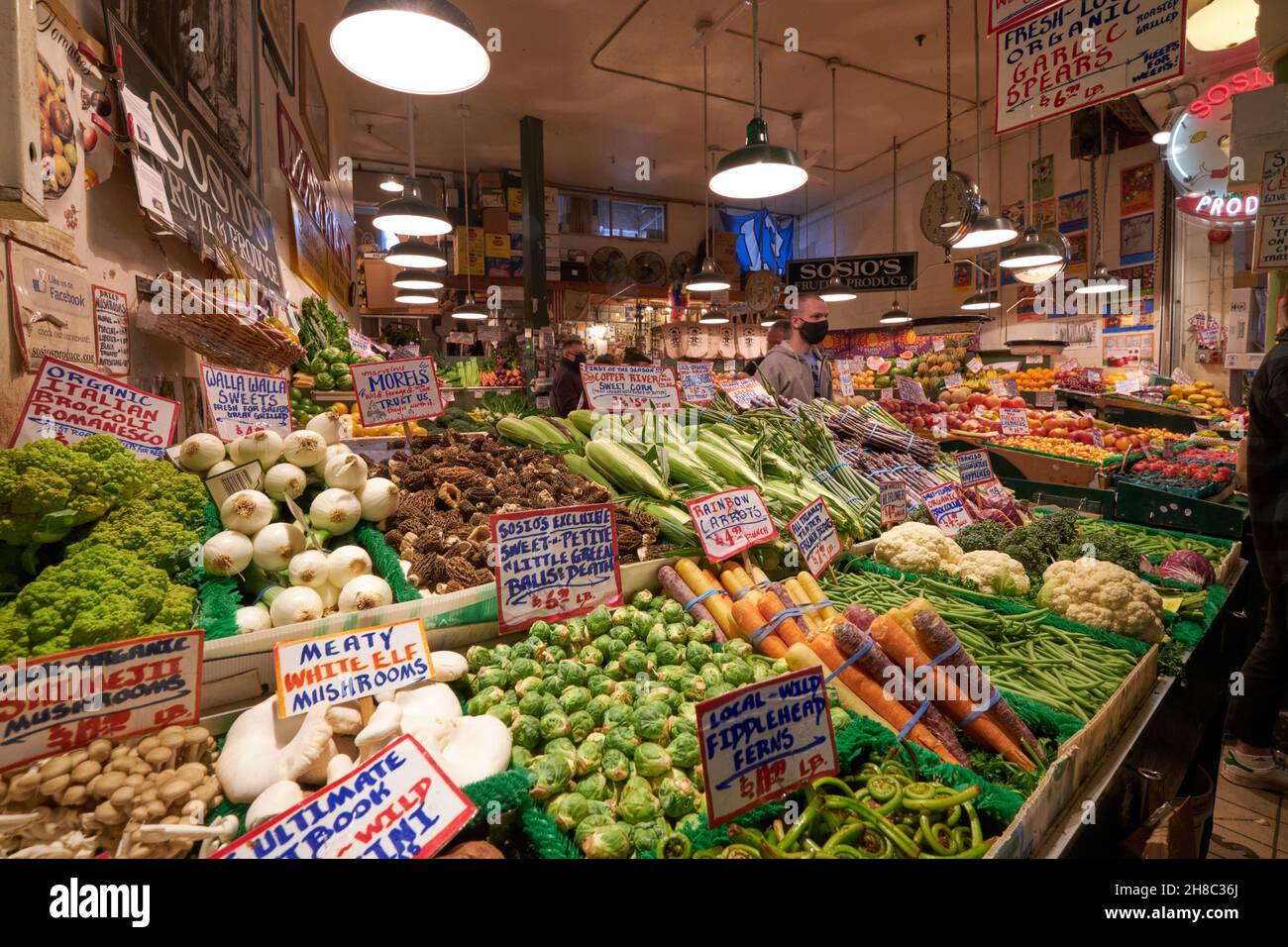 Sosio's - a lunga data stand di frutta e produzione in Pike Place mercato pubblico Foto Stock