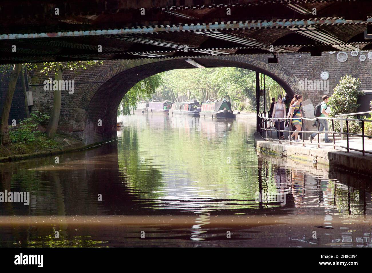 Persone che si godono una passeggiata lungo il Tow-Path del Regents Canal, Londra Foto Stock