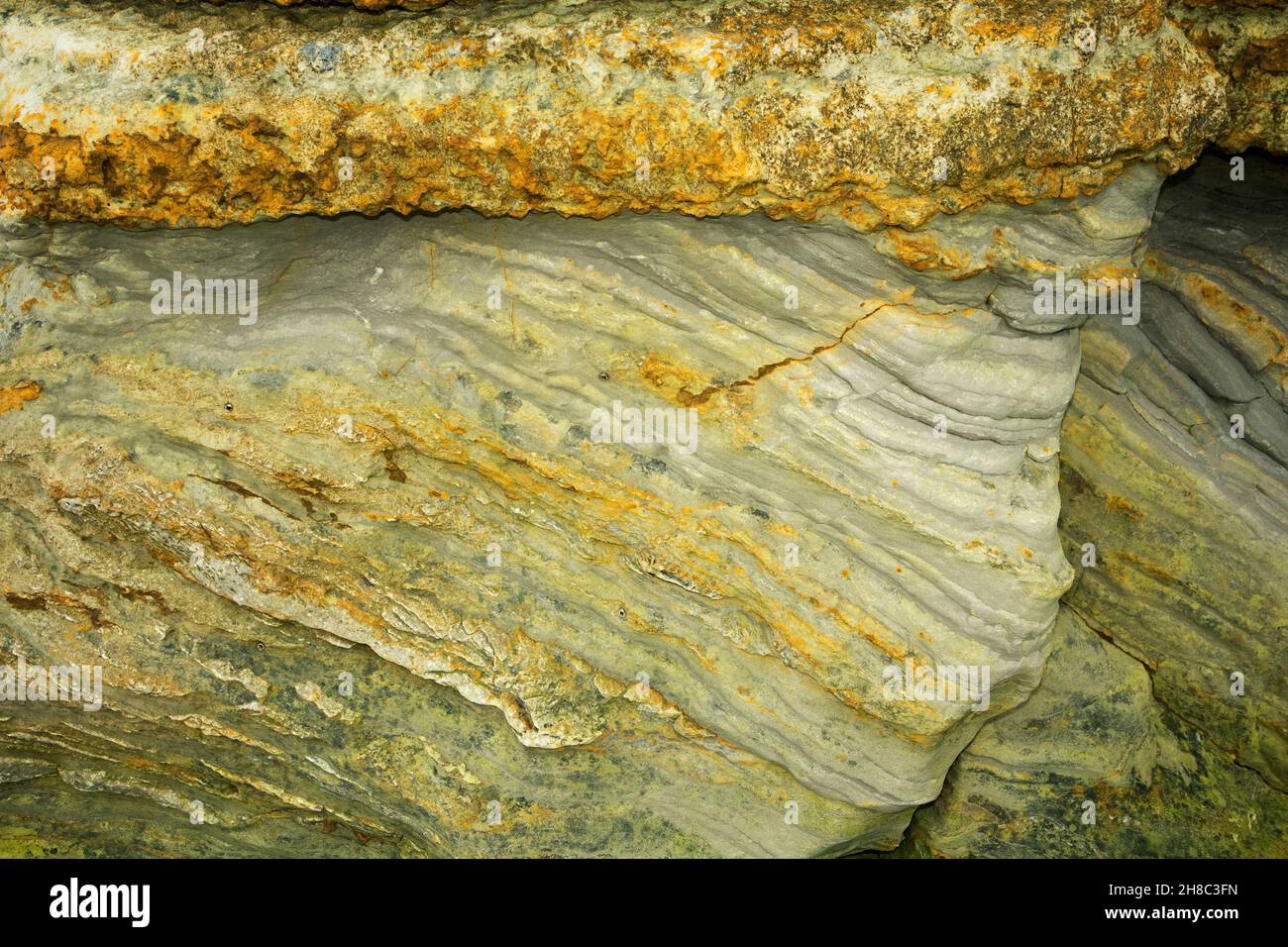 Strati di mudstone di particella fine sono stati depositati in condizioni marine più profonde che il ferro granato più coraggioso ricco arenarie che la sovrastano. Foto Stock