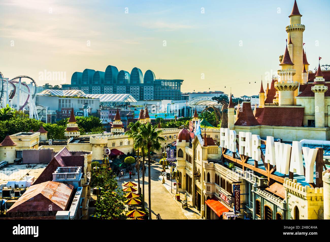 Splendida vista sul castello da lontano presso gli Universal Studios Singapore. Foto Stock
