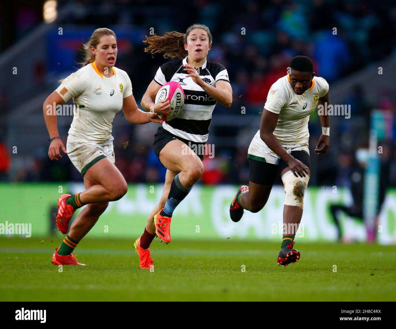 LONDRA, INGHILTERRA - NOVEMBRE 27: Rhona Lloyd (Les Lionnes Du Stade Bordelais) di Barbarians batte Jakkie Villiers (Leopardi) di SpringBox Donne durante Foto Stock