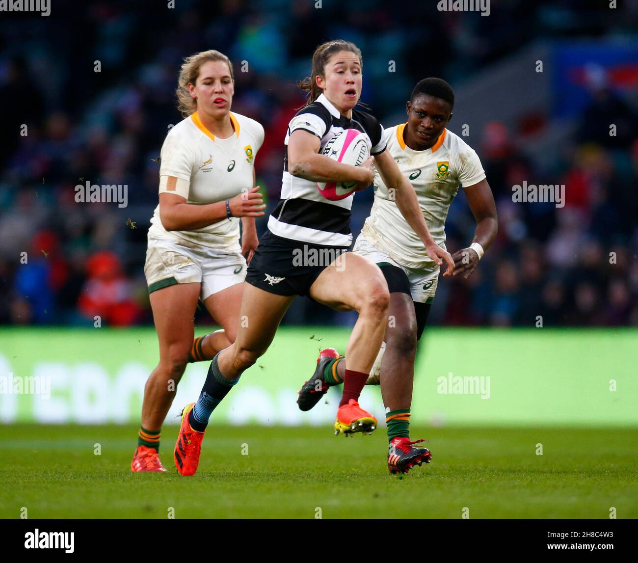 LONDRA, INGHILTERRA - NOVEMBRE 27: Rhona Lloyd (Les Lionnes Du Stade Bordelais) di Barbarians batte Jakkie Villiers (Leopardi) di SpringBox Donne durante Foto Stock