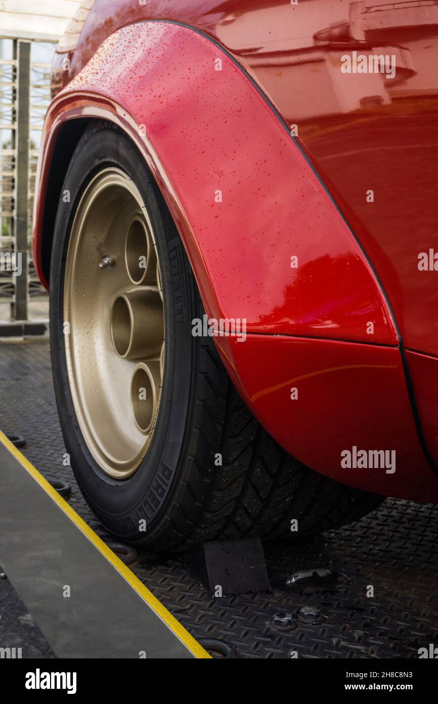 Primo piano dettaglio di un cerchio in lega oro Campagnolo Bravo su una Lamborghini Countach LP400S classica vettura sportiva italiana. Foto Stock