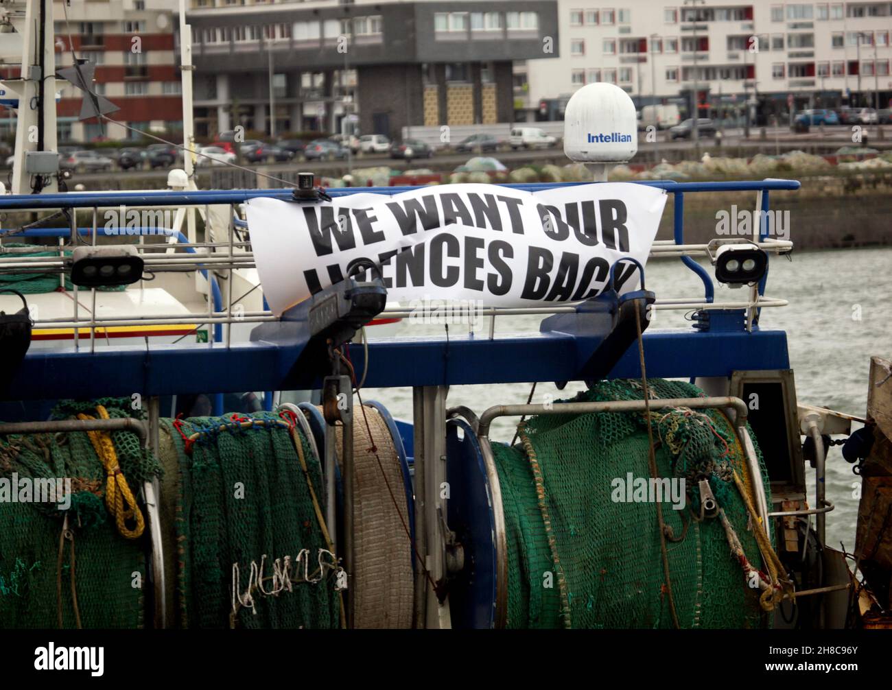 26 novembre 2021. Calais, Francia settentrionale. "Vogliamo che le nostre licenze vengano restituiti". I pescatori francesi ritornano dal blocco temporaneo del porto di Calais, angere Foto Stock